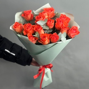 Букет из 15 морковных роз с эвкалиптом (50 см) в Пушкино