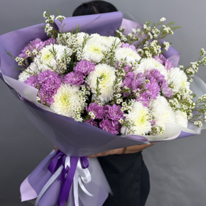 Букет "Лола" из хризантем Магнум, хамелациума и кустовых хризантем в Пушкино