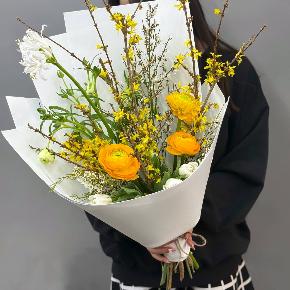 Весенний букет с желтыми ранункулюсами и цветущими ветками форзиции в Пушкино
