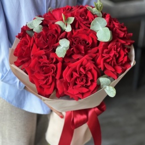Букет "Красная пантера" из 13 роз Эквадор и эвкалипта в Пушкино
