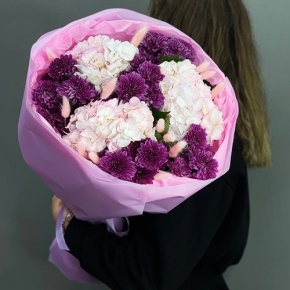 Букет "Фиалка" из гортензий и хризантем в Пушкино