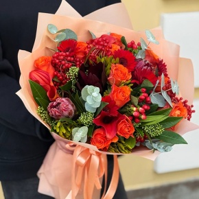 Букет "Красный закат" из калл, роз, калины, скиммии, гиперикума, сафари, гербер и капса в Пушкино