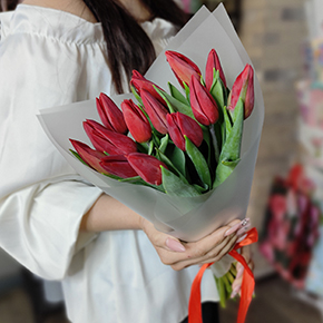 Букет из 15 красных тюльпанов в Пушкино
