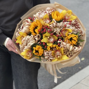 Букет "Биркин" из подсолнухов, орхидей, гиперикума, хризантем Виена в Пушкино