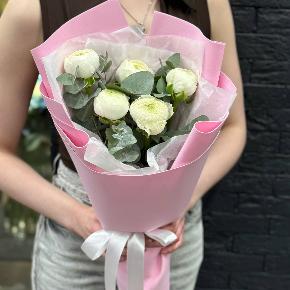 Букет-комплимент из 5 белых ранункулюсов в Пушкино