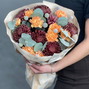 Букет "Персиковый раф" из хризантем Бигоуди, краспедии и диантусов в Пушкино