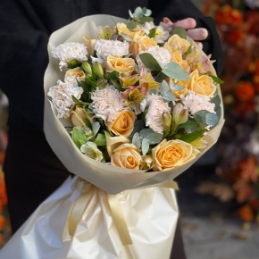 Букет "Пломбирный" из роз Аваланж, диантусов, альстромерий и эвкалипта в Пушкино