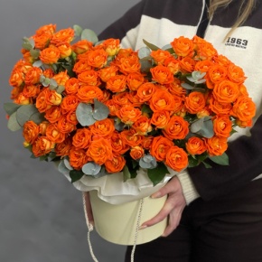 Композиция в шляпной коробке "Закат" из кустовых роз и эвкалипта в Пушкино