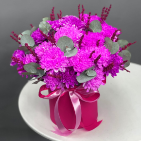 Композиция в шляпной коробке "Магия розового" из хризантем и лаванды в Пушкино