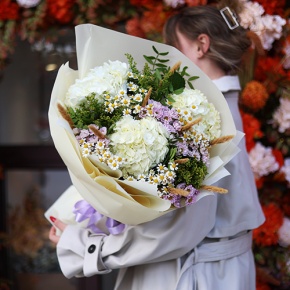 Букет "Zero" из хризантем сантини и гортензий в Пушкино