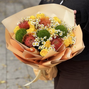 Букет "Зельда" из диантусов Lux, лимонных роз, лейко и ромашек в Пушкино