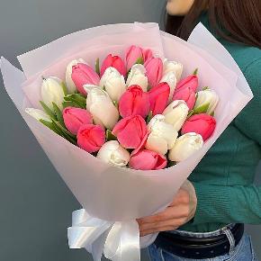 Букет из 25 кораллово-белых тюльпанов в Пушкино