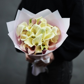 Букет из 25 калл нежный микс в Пушкино