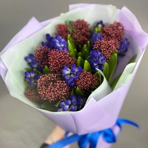 Букет "Твой яркий день" из гиацинтов и скиммии в Пушкино