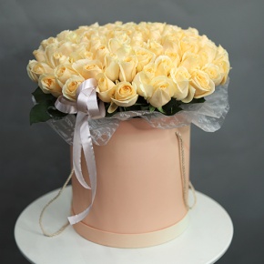 Композиция в шляпной коробке из 101 кремовой розы в Пушкино