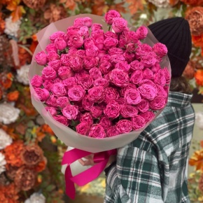 Букет из 35 малиновых кустовых пионовидных роз (60 см) в Пушкино