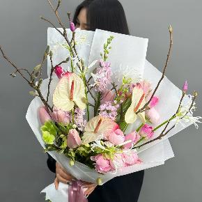 Авторский букет с антуриумами, ранункулюсами и цветущими ветками магнолии в Пушкино