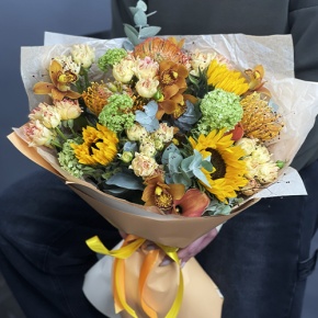 Букет "Сочиняй мечты" из подсолнухов, лейко, вибирнума, орхидей, калл, кустовых роз и талинума в Пушкино