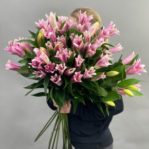 Букет из 17 розовых лилий в Пушкино