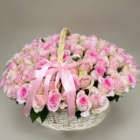 Композиция в корзине из 101 кенийской розы нежный микс (40 см) в Пушкино