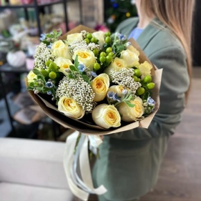Букет "Мичиган" из пионовидных роз Баттеркап, озатамнуса, оксипеталума и гиперикума в Пушкино