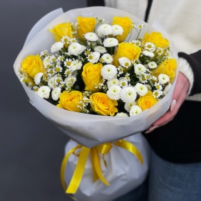 Букет "Синди" из лимонных роз, ромашек и хризантем сантини в Пушкино