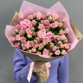 Букет из 19 нежных кустовых роз (50 см) в Пушкино