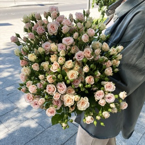 Букет из 31 кустовой розы микс (70 см) в Пушкино