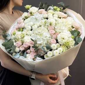 Букет "Пастелла" из кустовых пионовидных роз, Голландской Гортензии, эустомы, хризантемы Ньютон и эвкалипта в Пушкино
