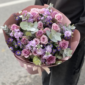 Букет "Хрустальный" из роз, астера и ароматных маттиол в Пушкино