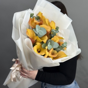 Букет из 17 оранжевых калл с эвкалиптом в Пушкино