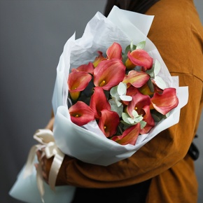 Букет из 17 нежных калл с эвкалиптом в Пушкино