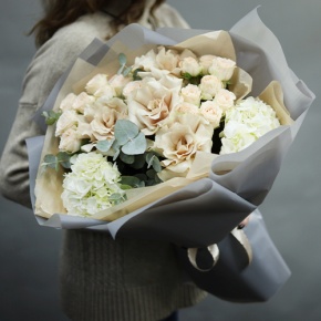Букет "Вайб" из роз Эквадор Квиксенд, гортензии и кустовых роз в Пушкино