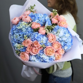 Букет "Тону в твоих глазах" из кустовых пионовидных роз Джульетта, хамелациума и гортензий в Пушкино