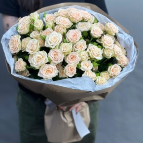 Нежный букет из 17 кремовых кустовых роз (60 см) в Пушкино