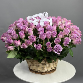 Композиция в корзине из 131 кенийской розы (40 см) в Пушкино