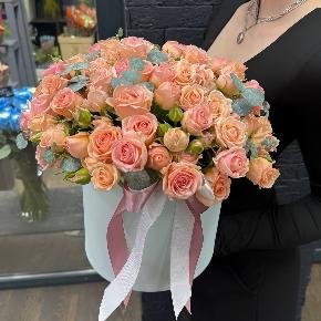 Композиция из кустовых роз в шляпной коробке " Персиковый мусс" в Пушкино