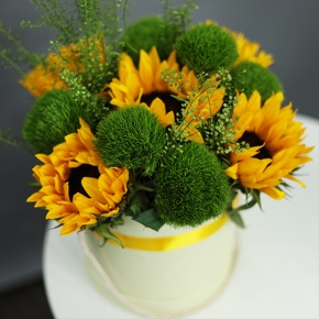 Композиция в шляпной коробке из подсолнухов и диантусов люкс в Пушкино