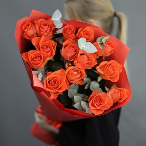 Букет из 15 морковных роз с эвкалиптом (70 см) в Пушкино