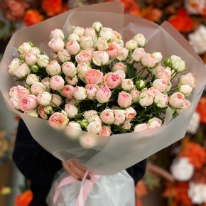 Букет из 35 нежных кустовых роз (40 см) в Пушкино