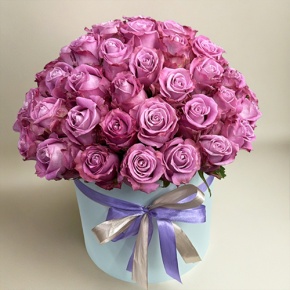 Композиция в шляпной коробке из 51 розы Меритим в Пушкино