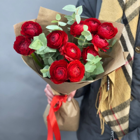 Букет из 11 ранункулюсов и эвкалипта в Пушкино