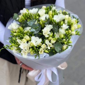 Букет из 51 белой фрезии в Пушкино
