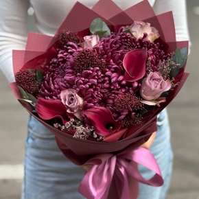 Букет "Импульс" из скиммии, калл, роз и хризантем Бигоуди в Пушкино