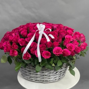 Композиция в корзине из 101 малиновой розы (40 см) в Пушкино