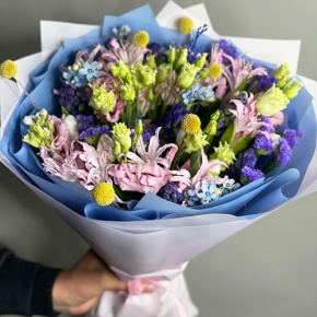 Букет "Загадка вечности" из гиацинтов, нерине, тюльпанов и оксипеталума в Пушкино