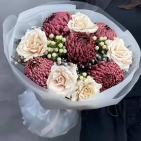 Букет "Всё что тебе касается" из хризантем Бигоуди, роз Эквадор Квиксенд и гиперикума в Пушкино