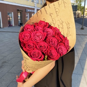Букет из 15 роз Шангрила в крафте (60 см) в Пушкино