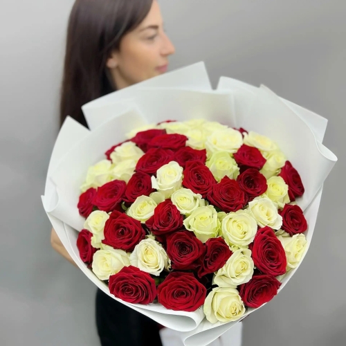 Букет из 51 красно-белой розы 70 см в Пушкино