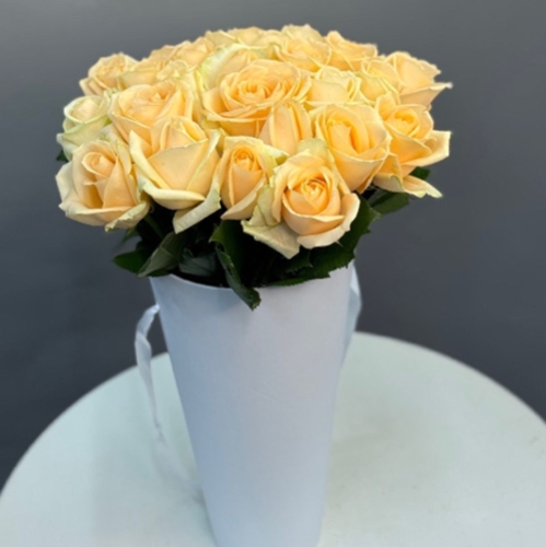25 кремовых роз в конусе в Пушкино